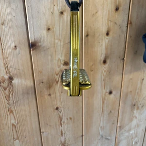 Tech Stirrups - Snygga och robusta stigbyglar från Tech Stirrups i gul och svart aluminium. Ergonomisk design med greppvänlig fotplatta för extra säkerhet. Viss smuts och mindre slitage syns på fotplattan, men i gott begagnat skick och fullt funktionella.