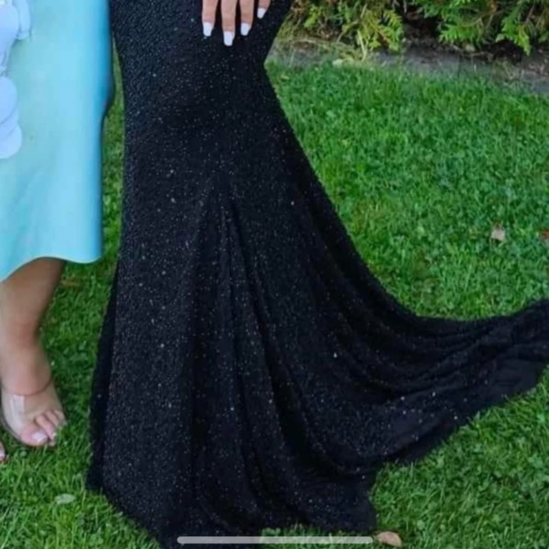 Glittrig svart axelbandslös långklänning - 2