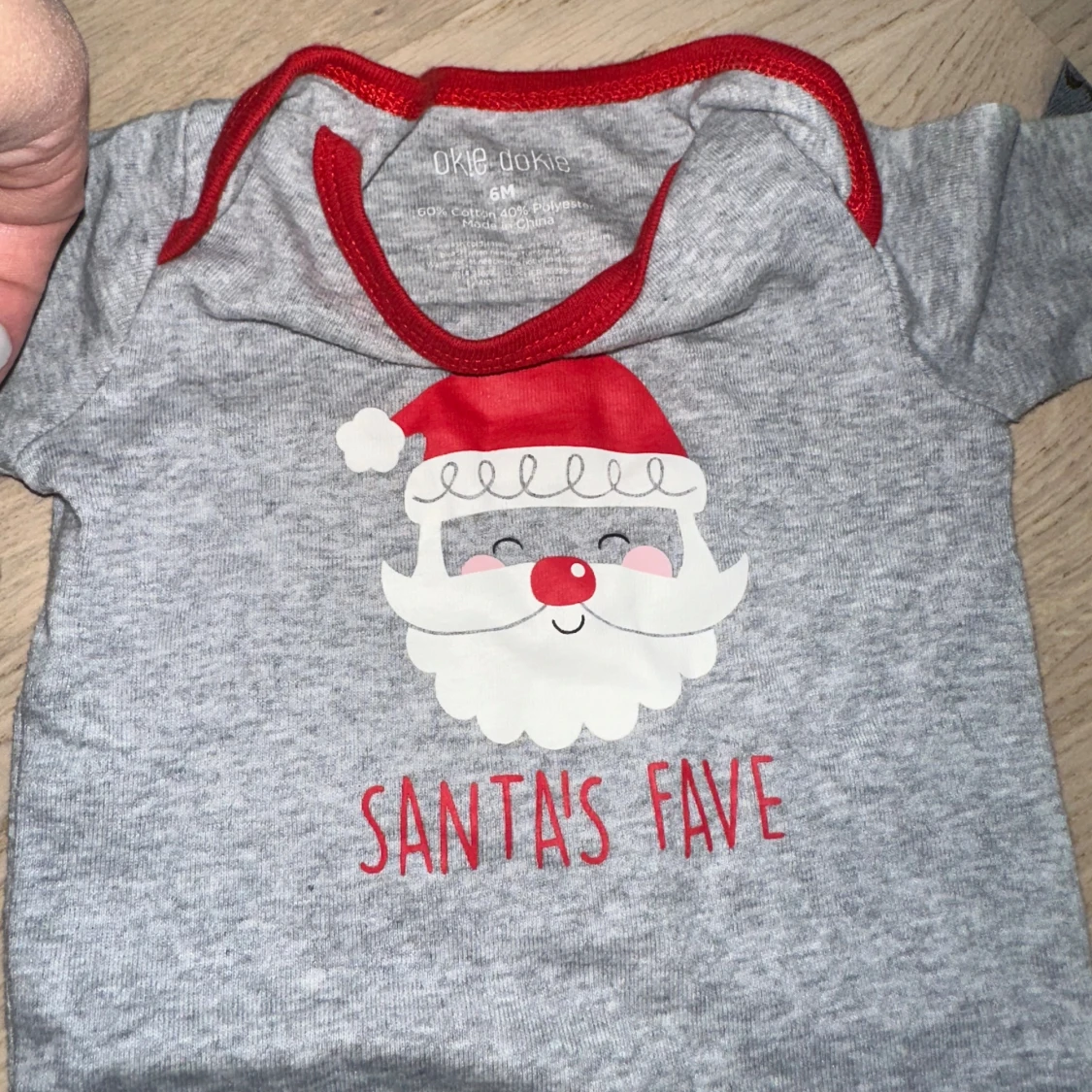 Grå body med tomtemotiv jul body 🎄  - 1