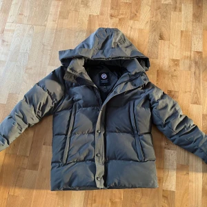 Canada goose wyndham - Grå canada goose wyndham storlek M. Har tröttnat på den. Kan även tänka mig att byta emot Moncler Maya. 