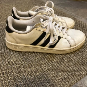 Adidas Sneakers - Säljer nu dessa snygga adidas sneakers i stl 39. De är använda men i bra skick. Lite sliten på sidan och lite smutsiga på snörena, men det syns inte mycket. Hör av er om frågor!❤️
