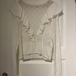 Vit stickad tröja med volangdetaljer - Supersöt.Luft Stickad blus från H&M endast använd en gång säljs pågrund av att den inte kommer till användning. Köpt för 200 säljs för 150. Hör gärna av er vid frågor eller funderingar ;)