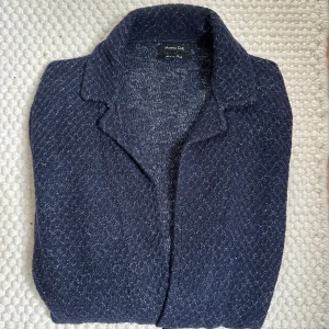 Massimo Dutti Kofta - Säljer en schysst kofta från Massimo Dutti | Nyskick, använd någon enstaka gång | Storlek Medium | Modellen på bilden är 178cm | Hör av dig vid minsta fundering