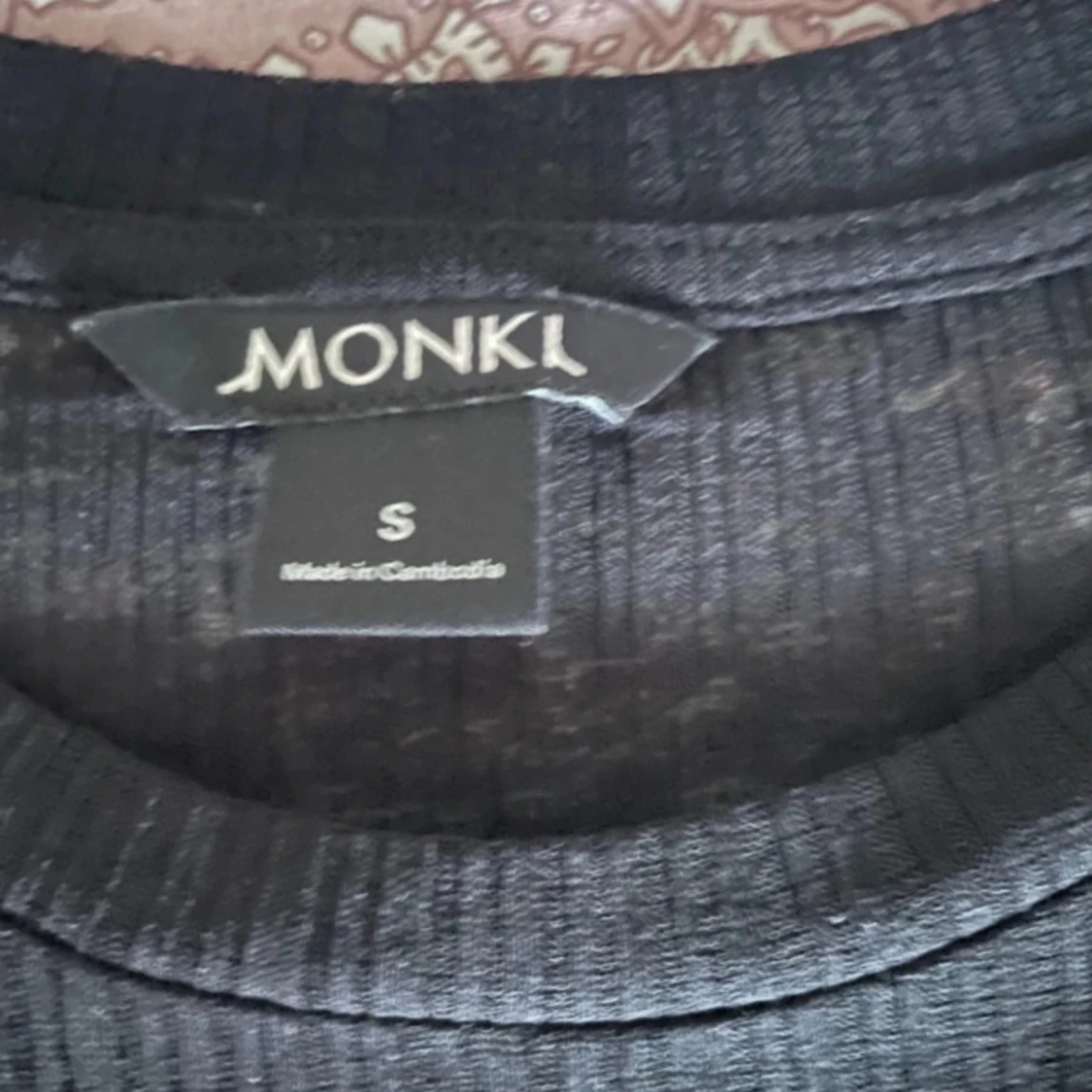 Svart ribbad topp från Monki - 2