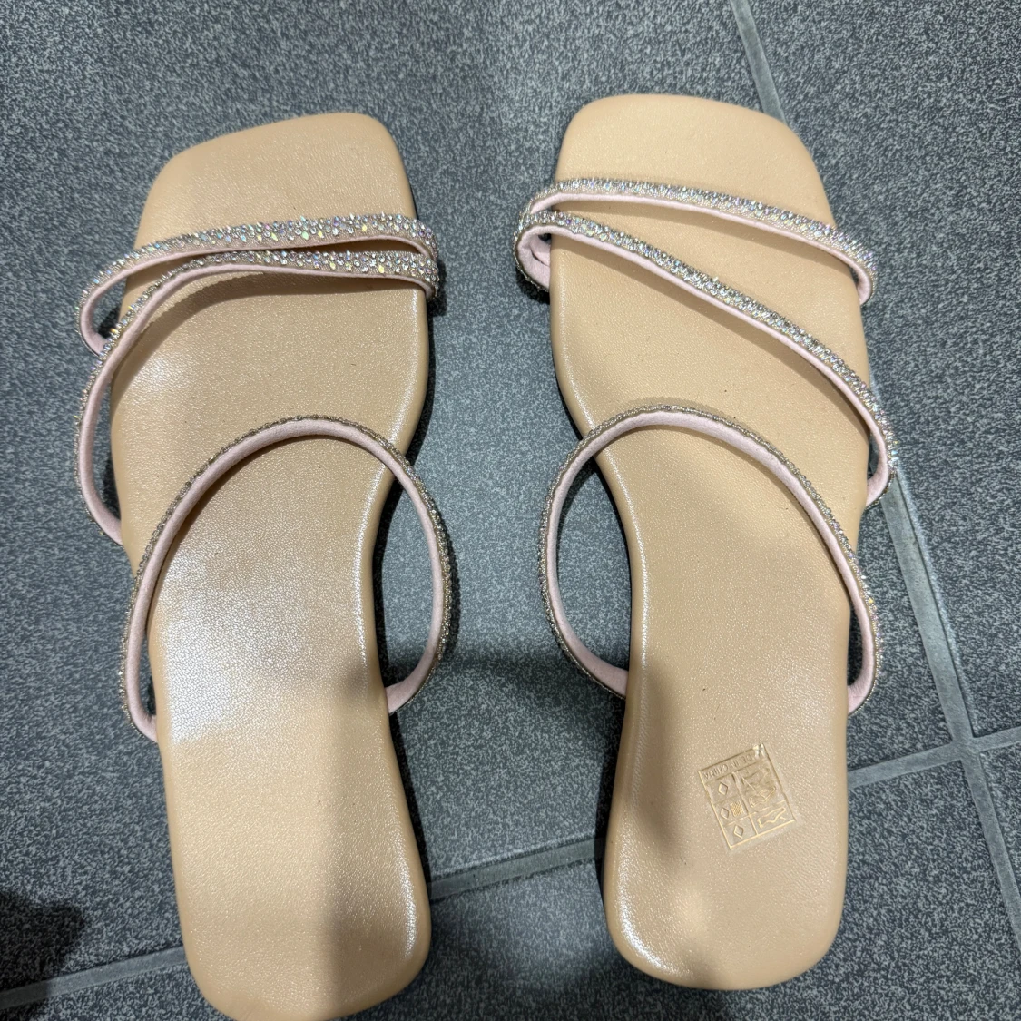 Beige sandaler med strassband - 1