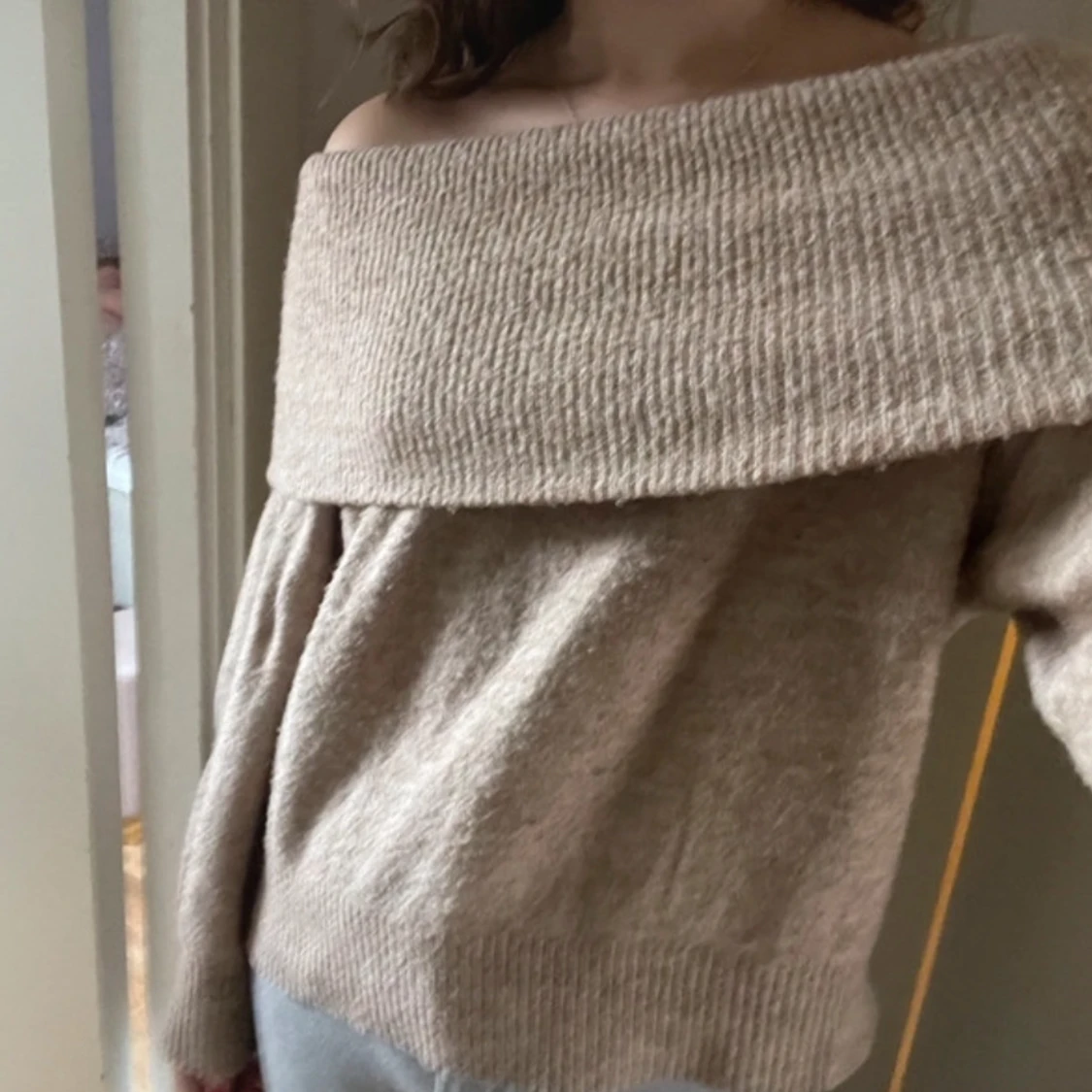 Beige offshoulder stickad tröja - 2