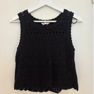 Svart virkat linne - Ett svart virkat linne ifrån Cubus. Aldrig använt. Nypris: 299kr