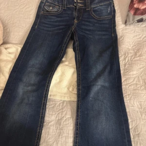 Lågmidjade mörkblå jeans  - Snygga blå jeans från Gina Tricot med bootcut-modell och markerade sömmar samt dubbel knäppning. Jeansen är använda ett fåtal gånger och är i mycket bra skick. Storlek 164🩷