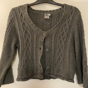 Grön stickad cardigan - Jättesöt grön cardigan som bara har använts någon enstaka gång💕