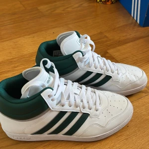 Adidas skor 39 1/3 - Skor använda bara kanske 2 gånger. Riktigt sköna.