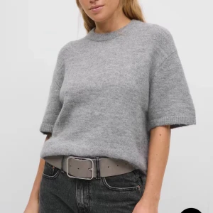 Grå stickad tröja från Gina Tricot - Mysig grå stickad tröja från Gina Tricot i storlek xs!🫶🏼