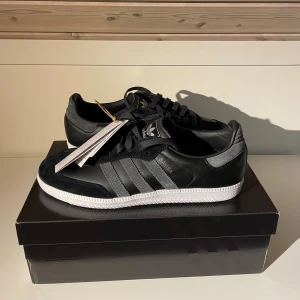 Helt nya Adidas samba - Helt nya Adidas Samba, boxen följer med vid köp.