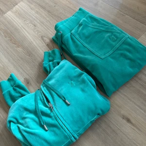 Grönt juicy set - Ett grönt juicy set som är använt fåtal gånger 🤍 Jättebra skick med alla detaljer hela! ( sista bilden är för att ge färgen rättvisa )  Storlek S i tröja och XS på byxor 💚