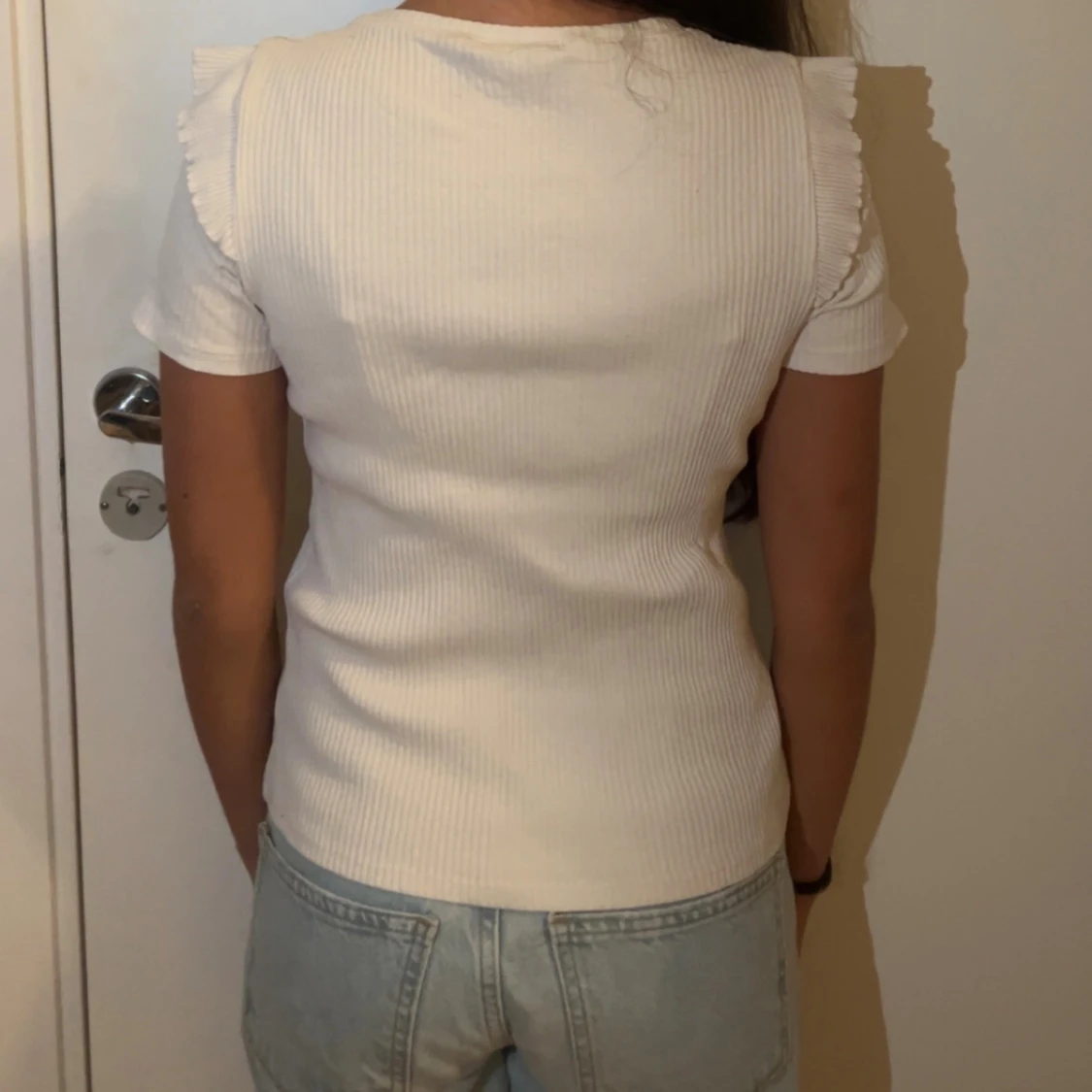 Vit ribbad topp med volang från Zara - 2