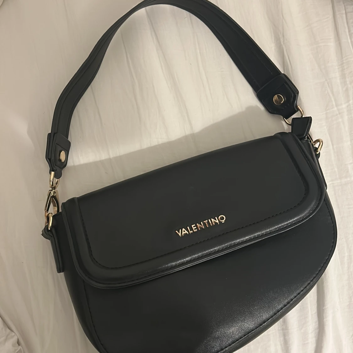 Svart axelväska från Valentino