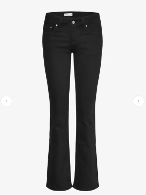 Svarta low waist perfect jeans från Gina tricot  - Säljer ett par svarta low waist perfect jeans från Gina tricot. De är i bra skick och har används ett par gånger. Säljer pga att de är för små.