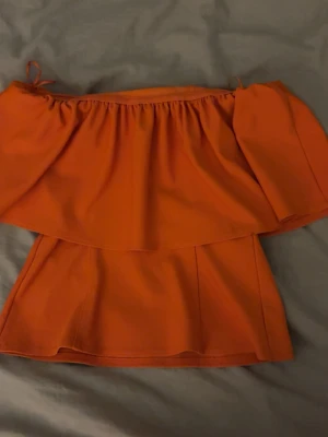 Tubtopp zara - Säljer då den inte kommer till användning längre, liten fläck under volangen jag inte kunnat få bort.