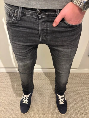 Jack & Jones gråa slim fit jeans - Tja! Säljer dessa riktigt snygga jeans ifrån Jack & Jones | W29 L34 men sitter mer som L32 | Jag på bilden är 182! | Hör av er vid minsta lilla fundering🙌