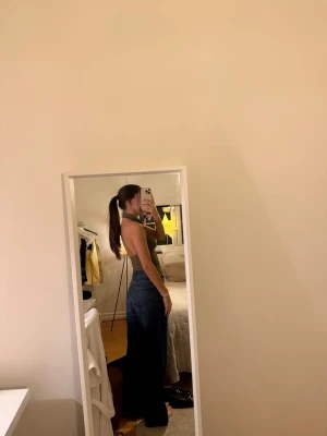 Olivgrön halterneck topp - Säljer en olivgrön halterneck topp med draperad halsringning. Använd ca 1-2 gånger