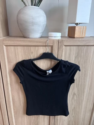 Svart topp - Säljer en svart topp från hm divided storlek XS!
