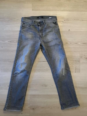 Replay grå jeans straight fit - Säljer ett par grå jeans från Replay med klassisk femficksdesign och raka ben. Jeansen har snygga detaljer på bakfickorna. Modell thad, skriv vid minsta fundering! 