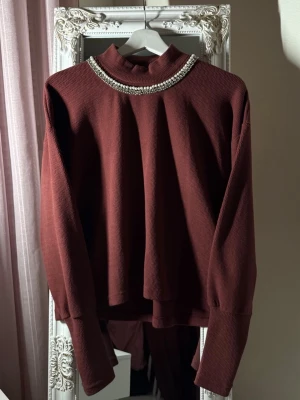 Burgundy lång  klänning & topp med pärlor - Säljer en lång burgundy klänning med ärmlös design och matchande långärmad topp. Toppen har en snygg pärldetalj vid halsen. Perfekt för dig som gillar stilrena och bekväma plagg med en extra touch. Bilden med den vita klänningen är exakt samma, bara i vitt. Klänningen och toppen kan bäras tillsammans eller var för sig.