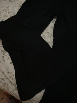 Svarta plisserade wide byxor - Säljer ett par svarta plisserade byxor med breda ben och hög midja. Materialet är mjukt och har en snygg struktur med vertikala veck. Perfekta för dig som gillar en chill och trendig look.