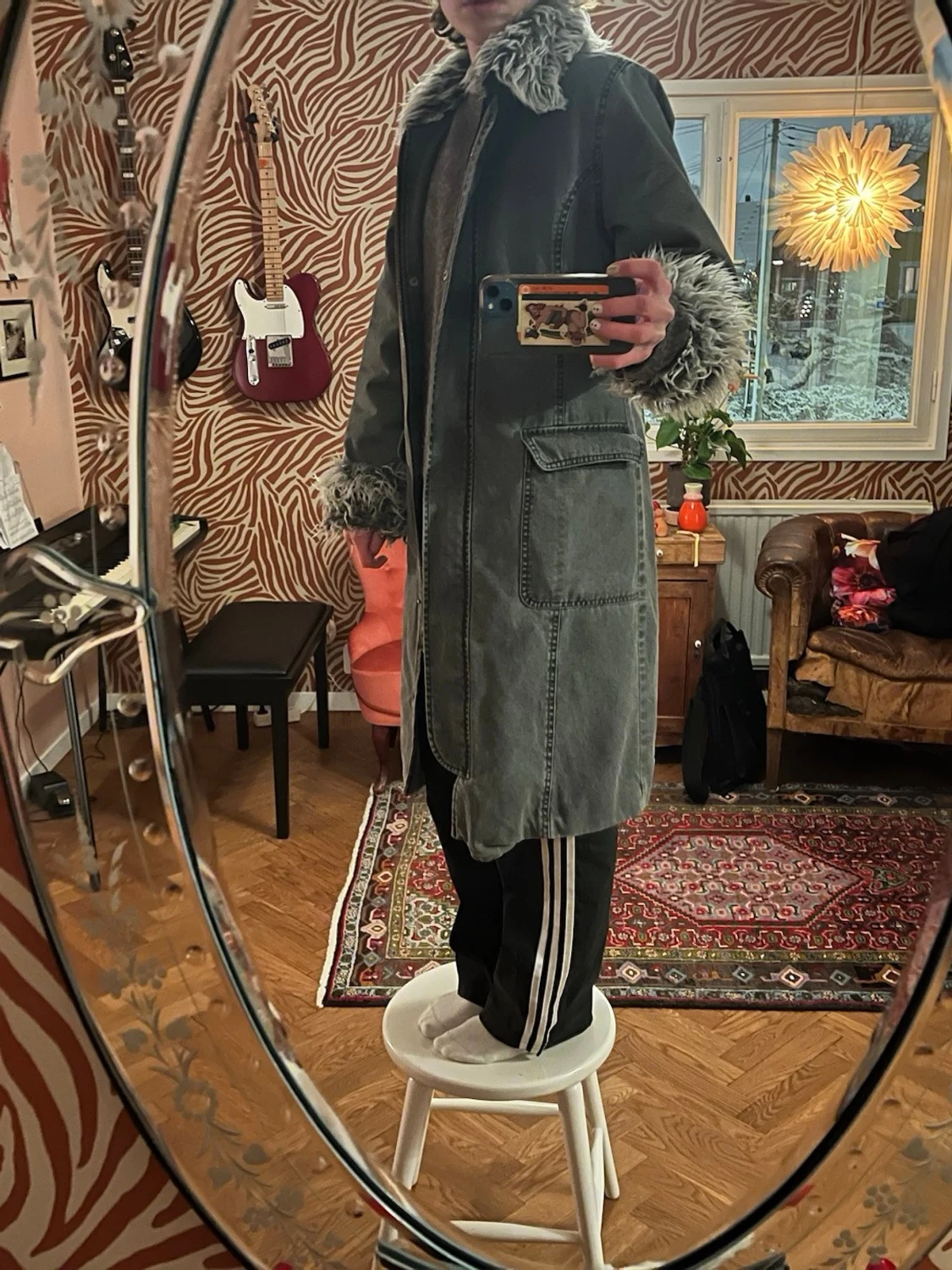 Grå lång jeansjacka med pälsdetaljer - 2