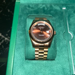 Seiko klocka - Guld brun färg på klockan och passar perfekt för dig som vill se stilig ut👍🏾