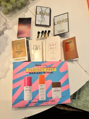 Paket parfym essnce tester & hudvård - Säljer i paket ett hudvårdskit med primer, ansiktsmask och bronzing drops 🤎 samt 7 parfymtester enligt bild (2 olika libre) och 4 testers från Essnce parfym i dofterna oh darling, milky flower, sweet cara och noble eclat 🤍 dofterna från Essnce är testade resten oanvänt ❣️ 