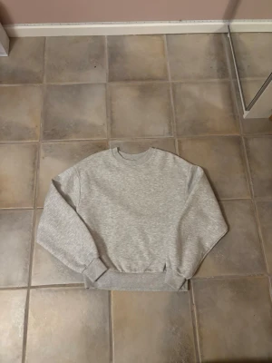 Grå tröja från Gina Tricot - Hej👋 Jag säljer en grå mysig tröja som är från Gina Tricot då jag inte använder den!🙌 Den är i storlek S och den gör dig varm🔥 Hör gärna av dig om du har frågor💗
