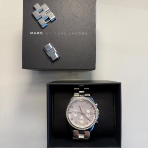 Marc Jacobs klocka  - Superfin klocka från Marc Jacobs. Finns extra länkar om den skulle vara för liten och går att ta bort fler länkar om den skulle vara för stor. Klockan är i bra skick, men använd💋💕