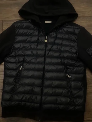 Monclear cardigan - Säljer den här riktigt feta cardiganen då den börjar bli lite liten storlek 2 innebär storlek m om ni har frågor eller funderingar så är de bara att skriva bara personer som vill köpa  