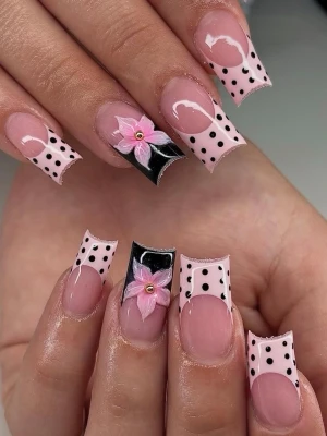 ✨Handgjorda lösnaglar✨ - Skriv gärna vid beställning, frågor eller önskemål. Svarar snabbt. Polka dots med blomma i svart och rosa design !💕