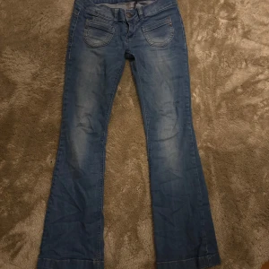 Blå bootcut jeans från Only - Jätte fina lågmidjade bootcut jeans från only. Knappt använda så jätte fint skick 💕pris kan diskuteras midjemått: 38/39 cm och innerbenslängd: 77cm 