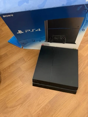 PlayStation 4 - Sony PlayStation 4 500gb spelkonsol i mycket fint skick med originalkartong. Konsolen ser välvårdad ut utan synliga repor eller skador. Perfekt för gaming och multimedia. Levereras med alla sina tillbehör, går att köpa till en extra 500gb hårddisk som jag har för 400kr, (hårddisken kostar 1000kr+) 
