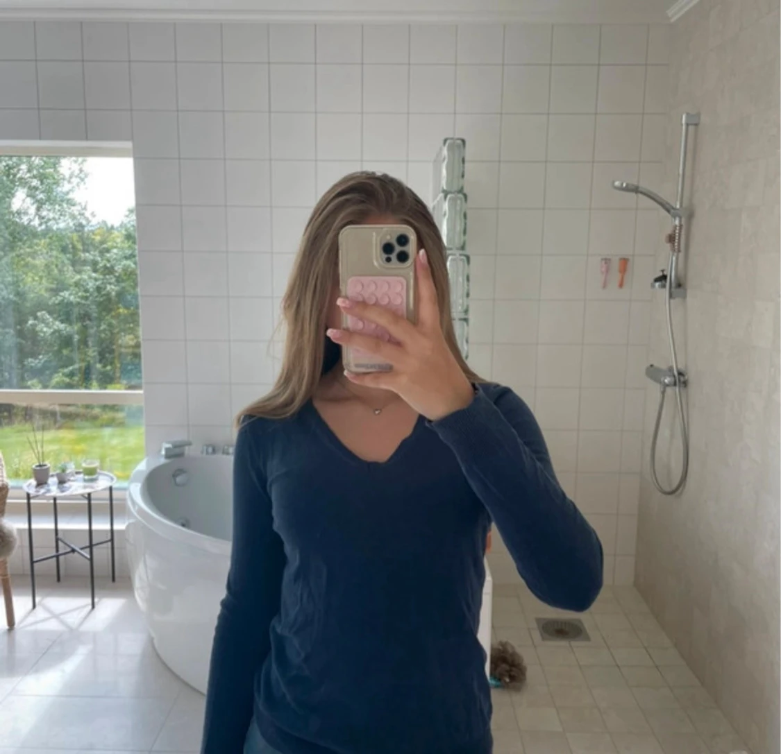 Blå V-ringad tröja