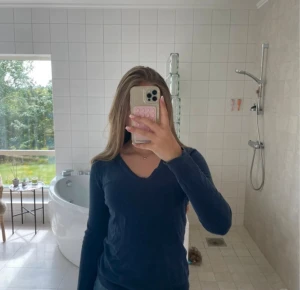 Blå V-ringad tröja - Blå V-ringad tröja från Esprit i storlek XS men passar S lika bra!  Använd men inget som syns alls.