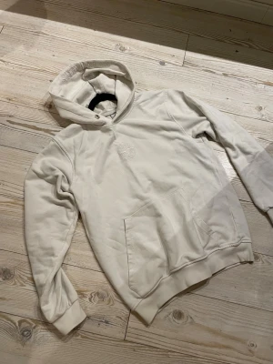 Stone island hoddie - Säljer min hoddie, snöret har åkt ur men fås med då jag inte har ork att få i de igen! Pm för mer info