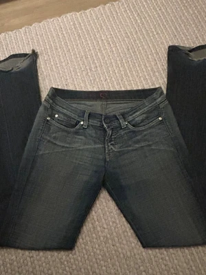 Low waist vintage jeans👖 - Low waist jeans med rak/leicht bootcut passform och mörk tvätt. Diskreta detaljer bak, svåra att hitta i liknande modell. Bra skick. Står du 37 men skulle säga att de sitter som en 36;a! Slitningar längst ner vid benen! 