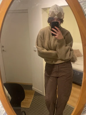 Bruna cargopants från Lindex, strl 38 - Säljer ett par bruna jeans byxor från Lindex i storlek 38. Byxorna är bredare i låren och smakar av vid fotlederna, fickor bak perfekta för en chill och avslappnad stil.