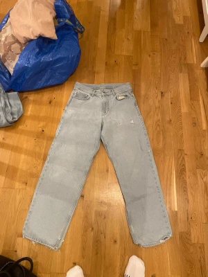 Ljusblå jeans med slitningar – trendig passform - Ljusblå jeans i snygg tvätt med diskreta slitningar. Perfekt basplagg som funkar året runt och till allt.  ✔ Bra skick ✔ Trendig färg ✔ Bekväma & stilrena