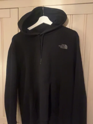 Svart The North Face Hoodie - Säljer en unik northface hoodie med stort grått tryck på luvan använd några gånger men har inge fel så nästan som ny! 🔥 Tveka inte på att ställa en fråga eller två❤️😊👍