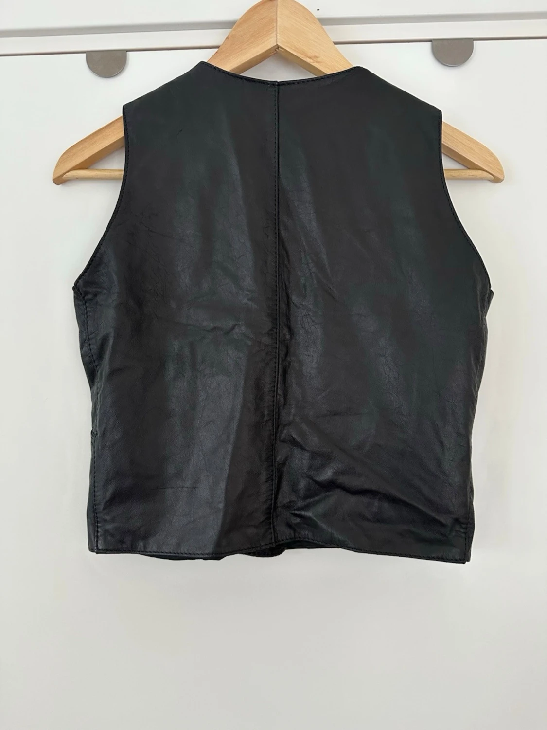 Svart skinnväst med fickor och dragkedja - 1