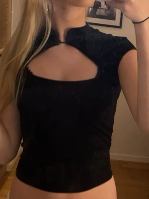 Svart topp med cut-out från Nelly  - Helt ny pris lapp kvar strl xss har dock S 