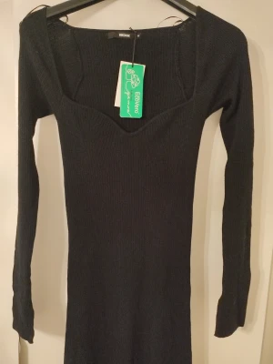 Svart stickad klänning storlek M - En svart Stickad klänning från BikBok. Storlek M. Helt ny med prislapp. Liknade Adoore. Ord.pris 599kr.