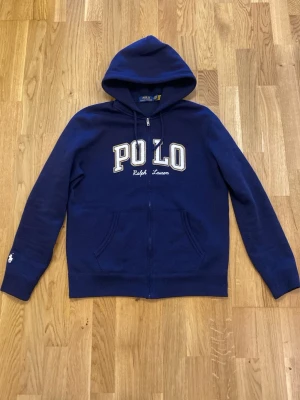Polo Ralph lauren tröja - Hej! Säljer en polo Ralph lauren zip hoodie mörkblå storlek Medium Autentisk skick 10/10 hör av er för mer info //