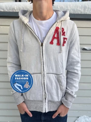 Abercrombie & Fitch ziphoodie  - Tja! Säljer nu denna sjukt snygga abercrombie hoodie som är sjukt vintage! Storlek m men passar s-m. Modellen är 181 och väger 68kg men passar allt från 174-184. Hör av er vid minsta lilla fundering!