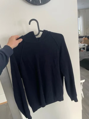 Mörkblå cashmere hoodie från Oscar Jacobson - Snygg mörkblå hoddie från Oscar Jacobson i mjuk och skön cashmere tröjans nypris ligger på 1599 