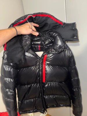 Moncler Marlioz Quilted Shell Down jacket - Moncler jacka sällsynt limited Tillverkades under höst/vinter kollektionen 2019- 2020 och väldigt svår att hitta.  använts ett fåtal gånger då den snabbt blev för liten.  Jackan är i som nyskick utan några skador då den för mesta hängt i garderoben så är den i väldigt fint skick. Unik jacka och som sagt modellen är stl 2 och passar en S. Digitalt Kvitto finns på beställningen